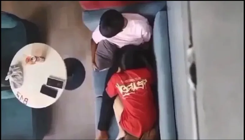Quay lén em ghệ bú mút cho em gái nơi công cộng