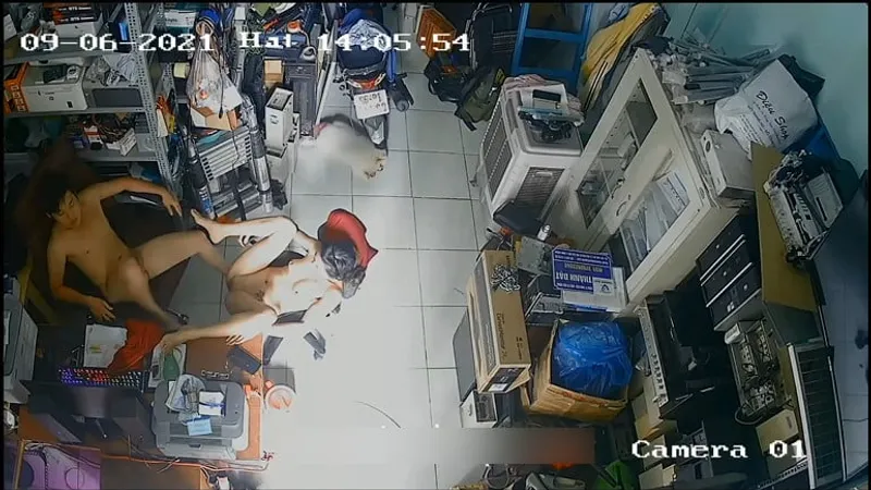 Vợ yêu ông chồng xoạc nhau trong của buồi máy tính