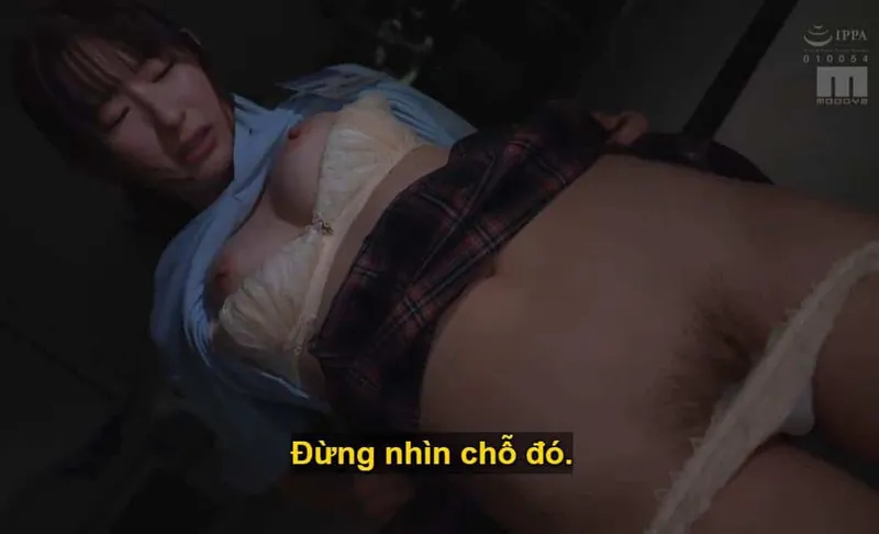 Ông chủ mưu tính nắc con nhỏ cấp dưới kiêu kỳ lười nhác, suốt ngày chỉ chăm chăm nhắn tin yêu đương với bồ.